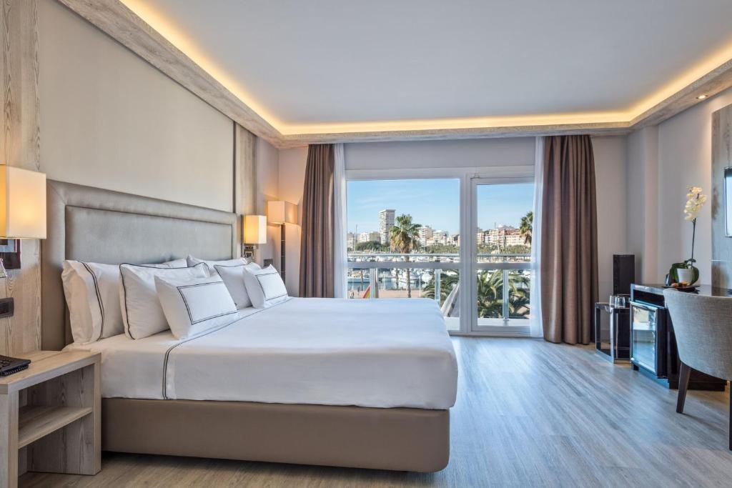 
A bed or beds in a room at Melia Alicante
