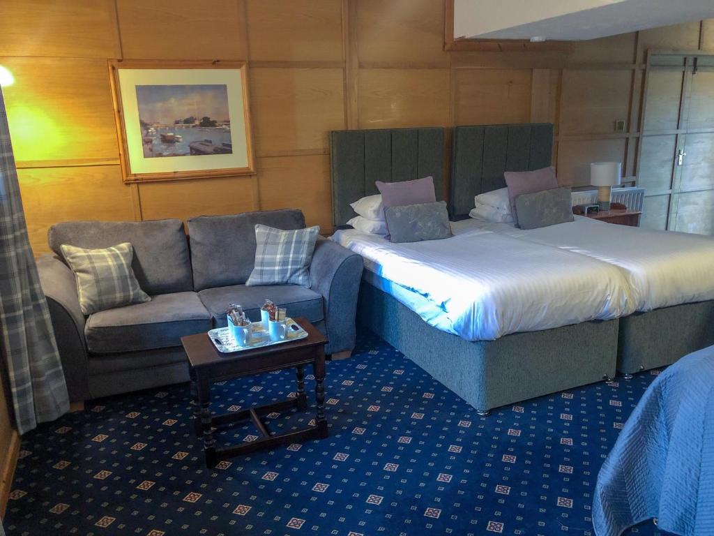 Letto o letti in una camera di The Hoops Inn & Country Hotel