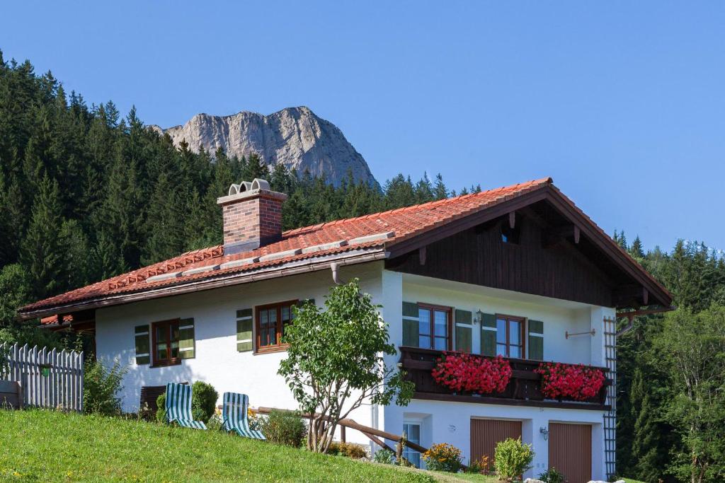 a house with a mountain in the background at Ferienhaus Lehen in Berchtesgaden