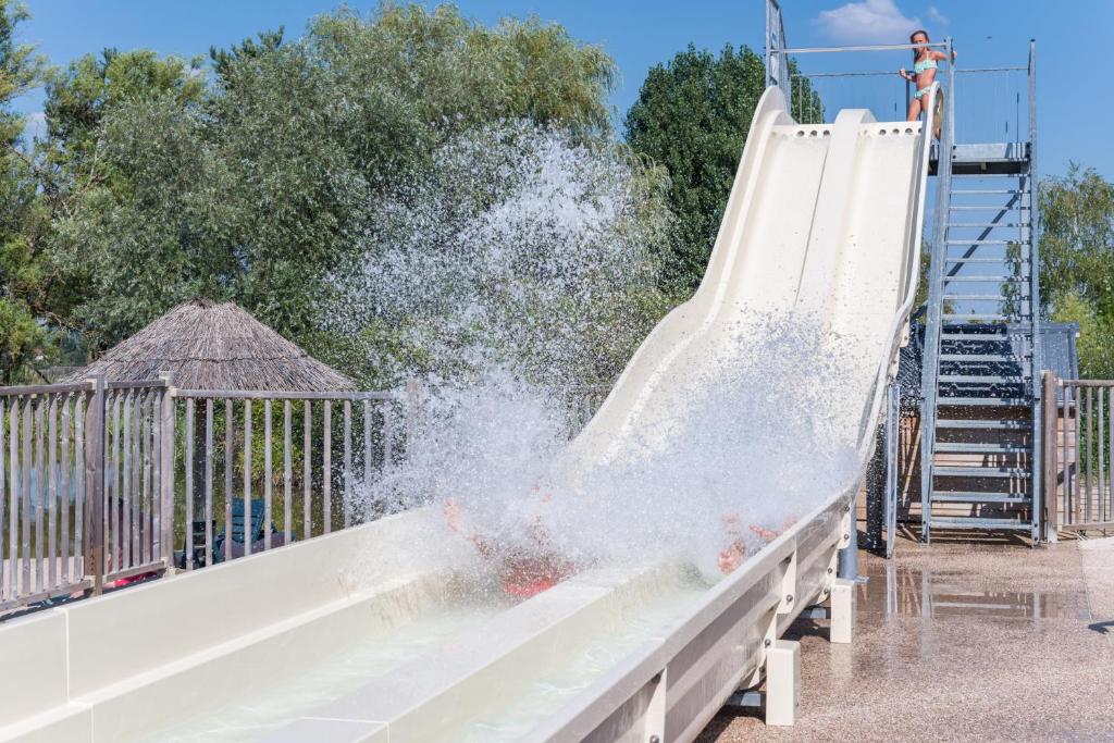 Photo de la galerie de l'établissement Mobil Home XXL2 4 chambres - Camping Les Bois du Bardelet, à Poilly-lez-Gien 21 autres photos