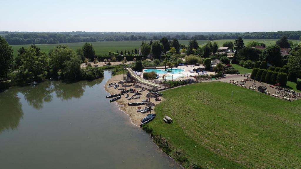 Photo de la galerie de l'établissement Mobil Home XXL2 4 chambres - Camping Les Bois du Bardelet, à Poilly-lez-Gien