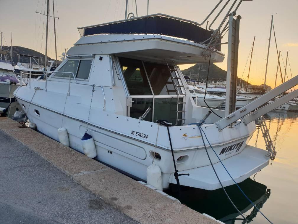 a white boat is docked at a dock at Ferretti 36 ' Bateau à Quai Vieux-Port Cannes Festival La Croisette in Cannes