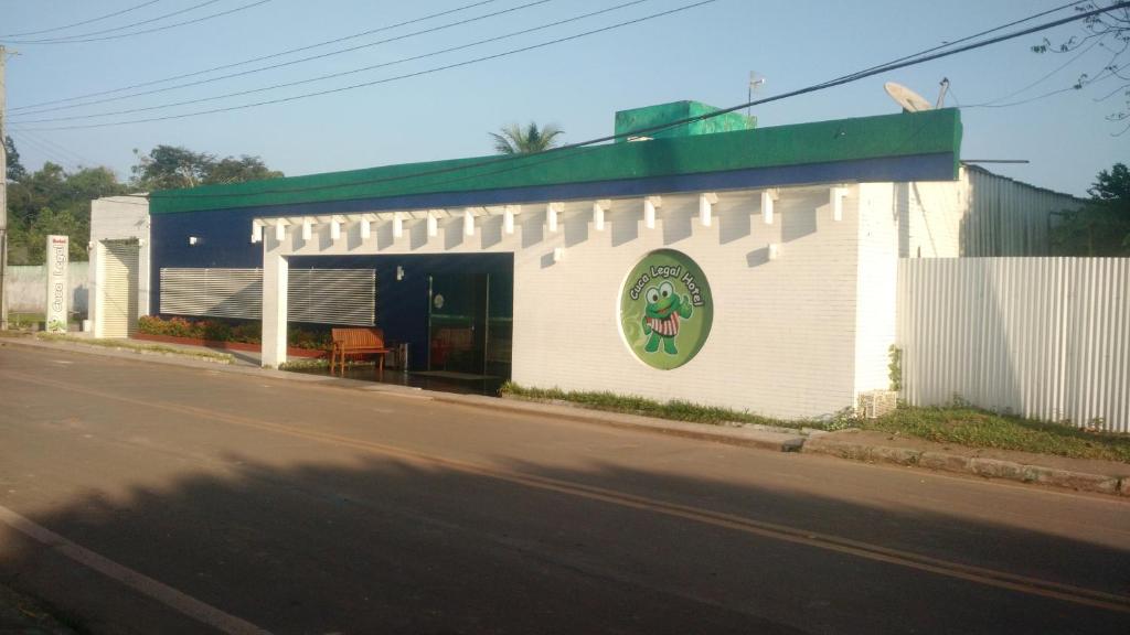 un edificio bianco sul lato di una strada di Cuca Legal Hotel a Presidente Figueiredo