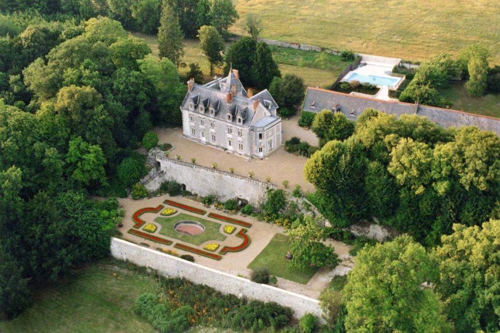 - une vue aérienne sur une grande maison avec un jardin dans l'établissement Chateau de Vaugrignon - Beer Spa, à Esvres