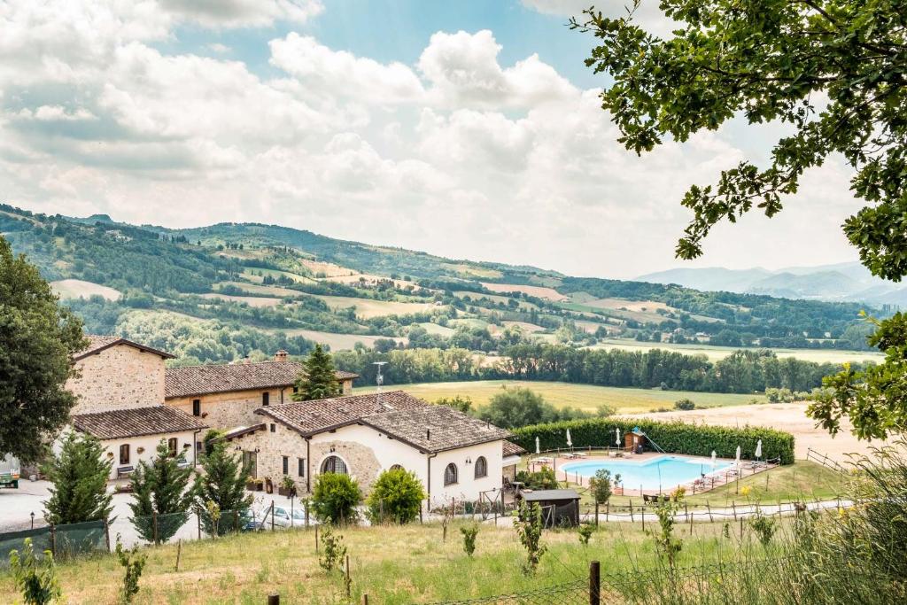 un domaine dans les collines avec une piscine dans l'établissement Agriturismo Goccia di Luna, à Umbertide