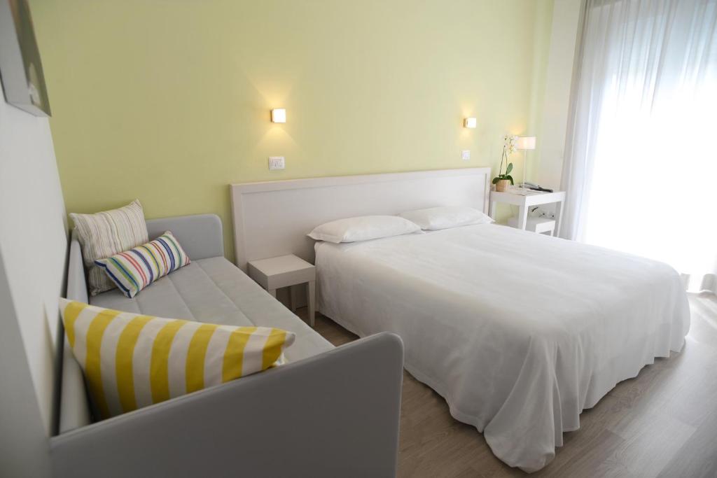 A bed or beds in a room at Maree Hotel