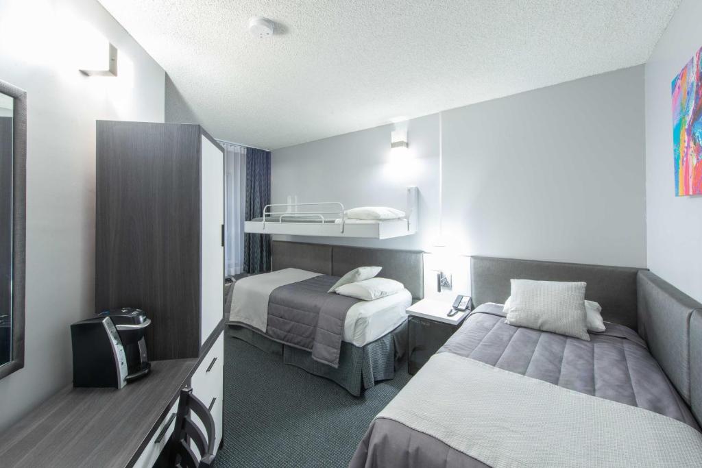
Triple Room with Three Single Beds - Non-Smoking
