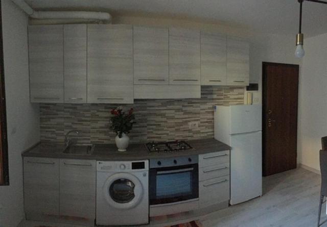 kuchnia z kuchenką i białą lodówką w obiekcie LA CASA DI CHICCO E GINNY w Weronie