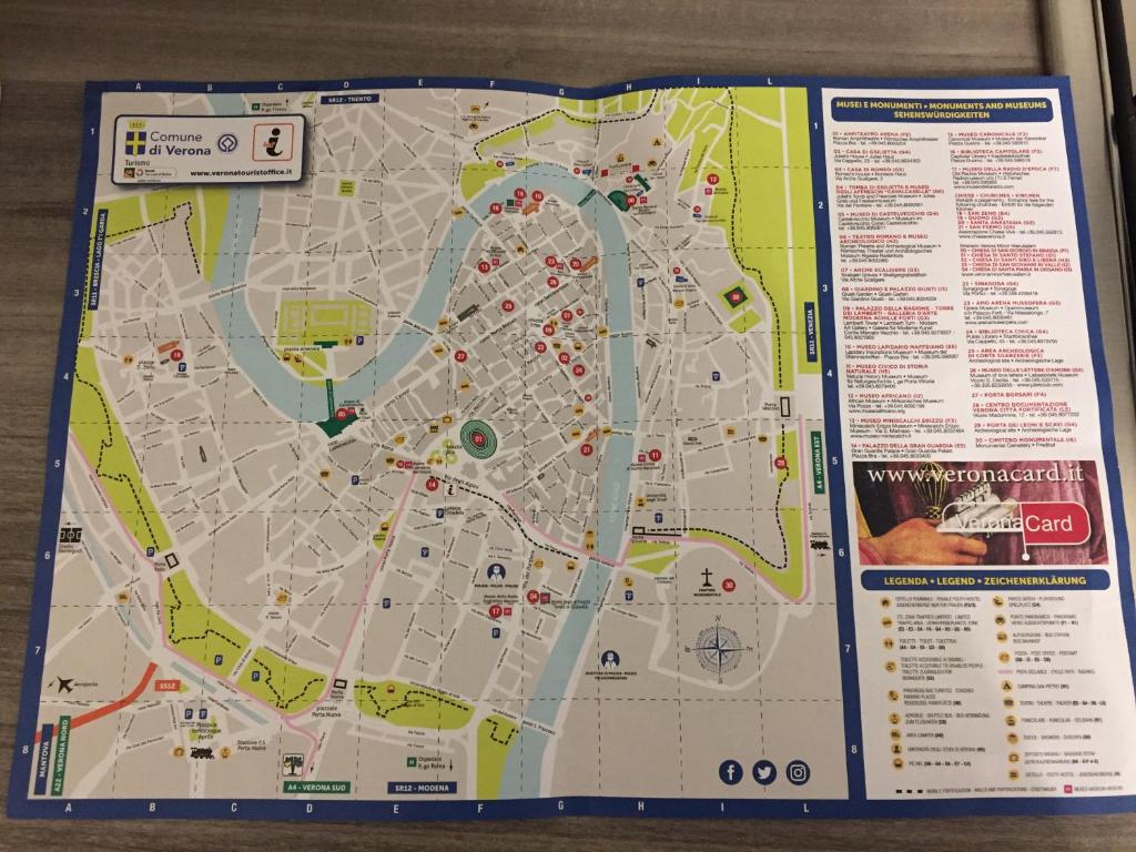 mapa miasta na stole w obiekcie LA CASA DI CHICCO E GINNY w Weronie