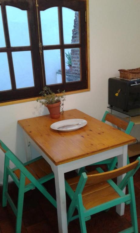 een tafel met twee stoelen en een tafel met een plaat erop bij Departamento con terraza in Corrientes