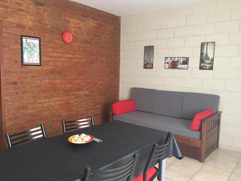 comedor con mesa y sofá en Casa Nuova Depto DOS y TRES en Villa María
