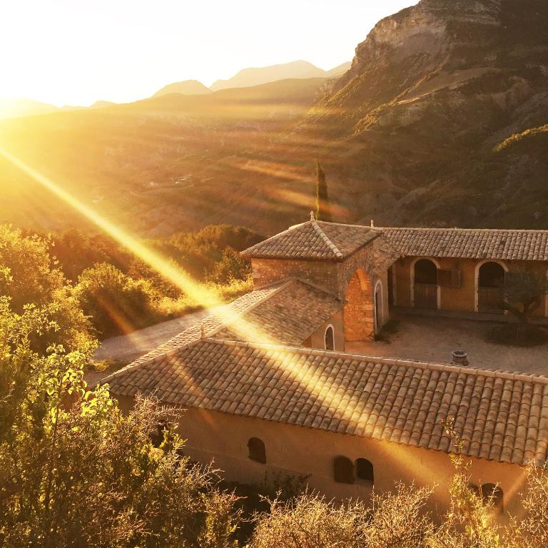 une image d'une église dont le soleil brille sur le toit dans l'établissement Ferme Fortia, à Montréal-les-Sources