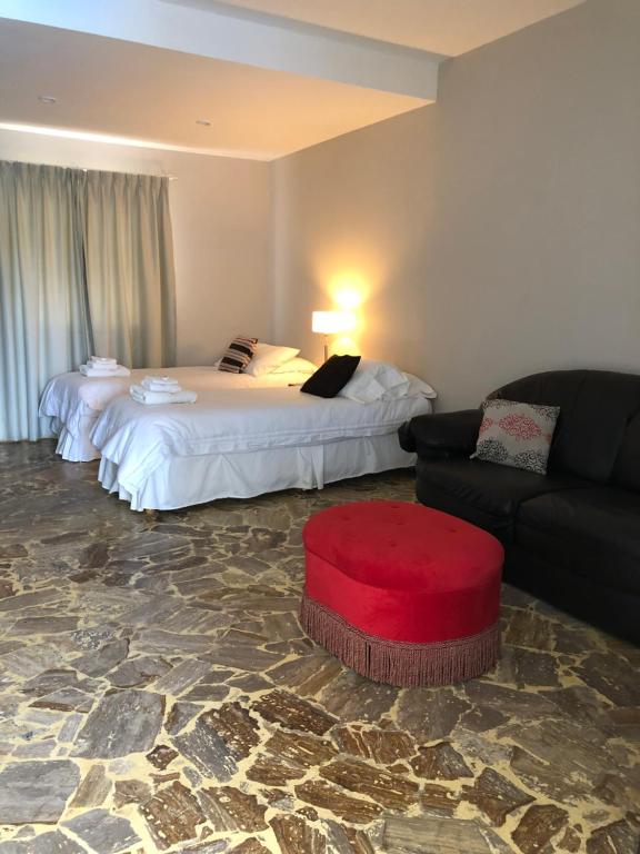 Una cama o camas en una habitación de Chaglasian Wine & Suites