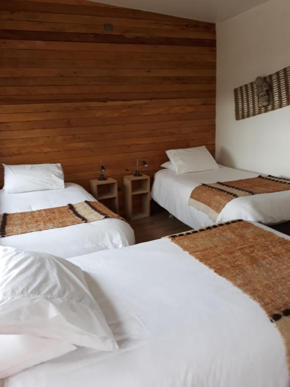 Postel nebo postele na pokoji v ubytování Huillín Lodge
