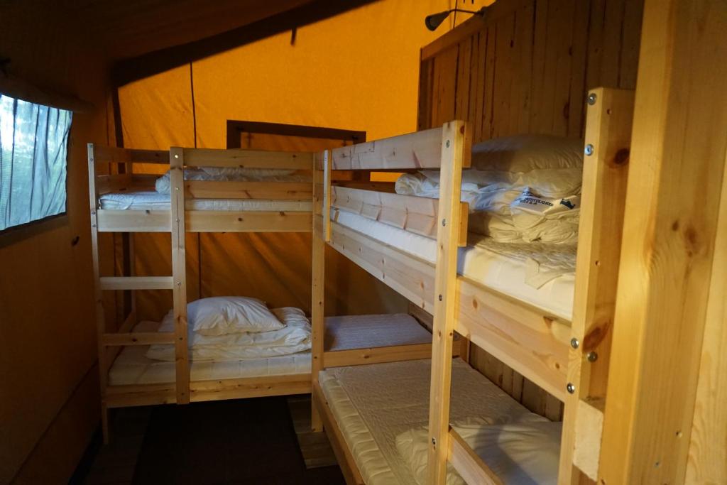 Letto o letti a castello in una camera di Camp Hverringe
