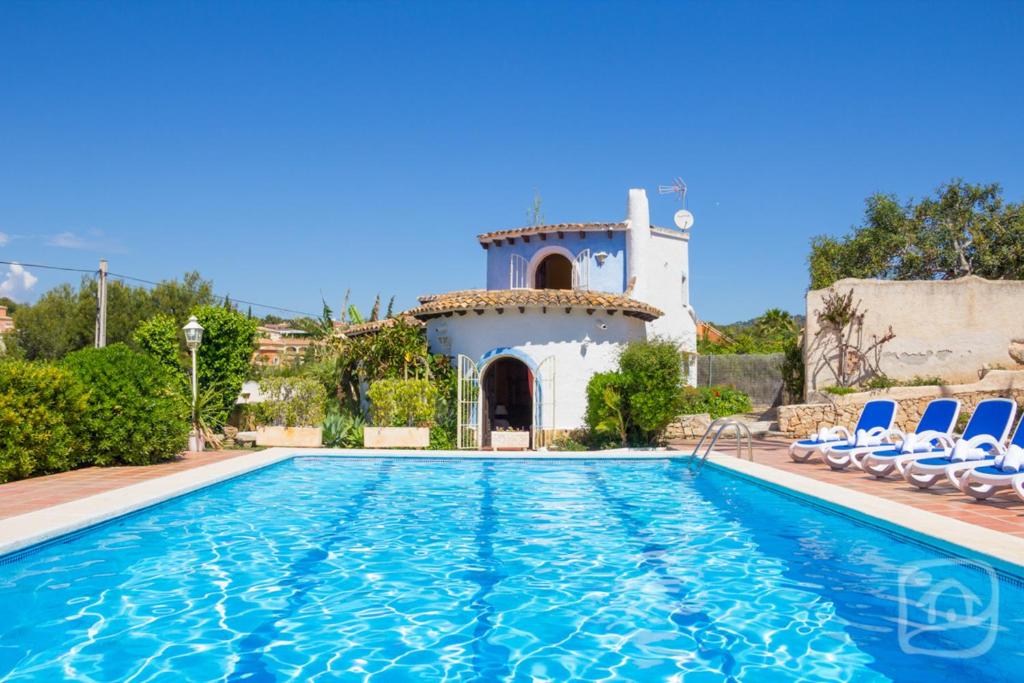 - une piscine en face d'une villa dans l'établissement Villa Orenetes 14 by Abahana Villas, à Calp