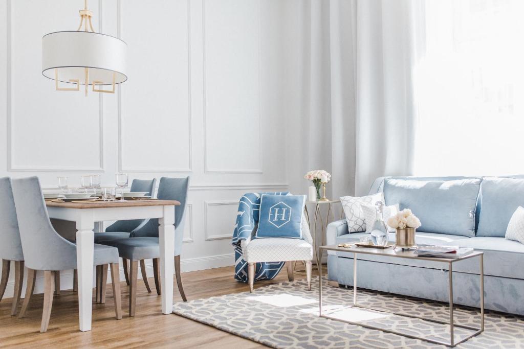 sala de estar con sofá azul y mesa en Apartament Golden Place, en Cracovia