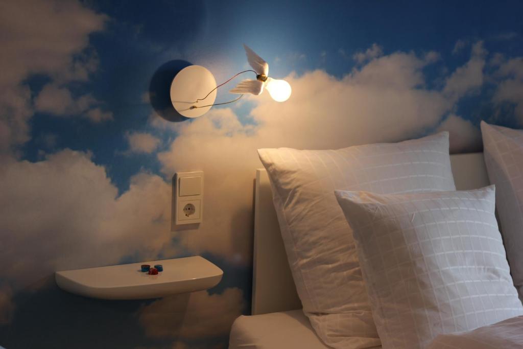 ein Schlafzimmer mit einem Bett mit einem Mond und einer Lampe in der Unterkunft Julius in der Pfalz in Hainfeld