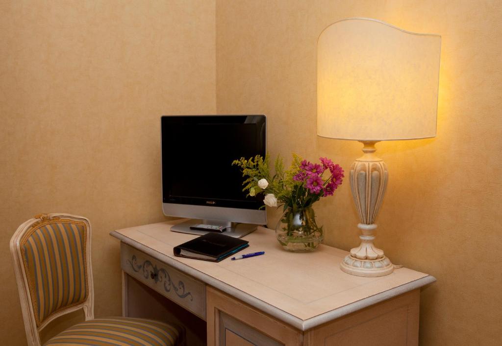 TV a/nebo společenská místnost v ubytování Punta Campanella Resort & Spa