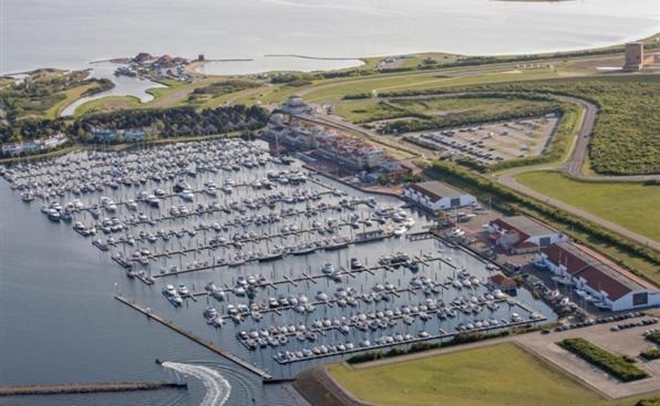 una vista aérea de un puerto deportivo con barcos en Appartement Ibiza in Zeeland Kabbelaarsbank 411 Port Marina Zélande Ouddorp - not for companies, en Ouddorp