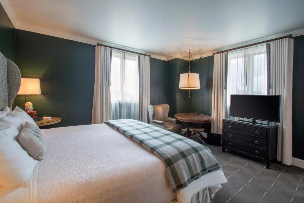 Postel nebo postele na pokoji v ubytování Sentinel Hotel
