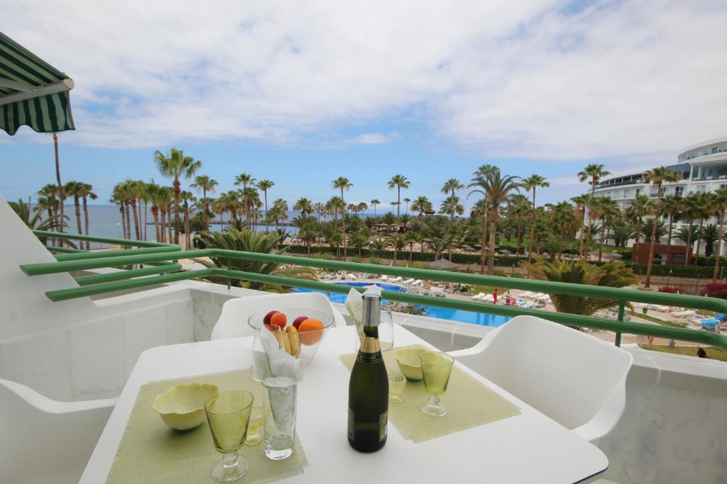 Nápoje v ubytovaní Luxury Apartments in first beach line with pool
