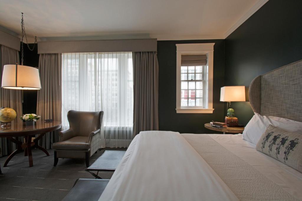 Postel nebo postele na pokoji v ubytování Sentinel Hotel