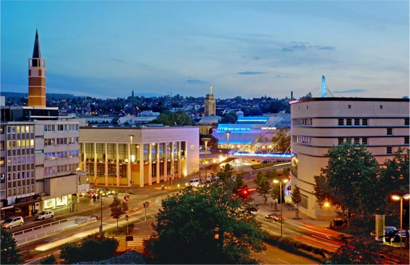 une ville de nuit avec circulation et bâtiments dans l'établissement Gala Hotel, à Pforzheim