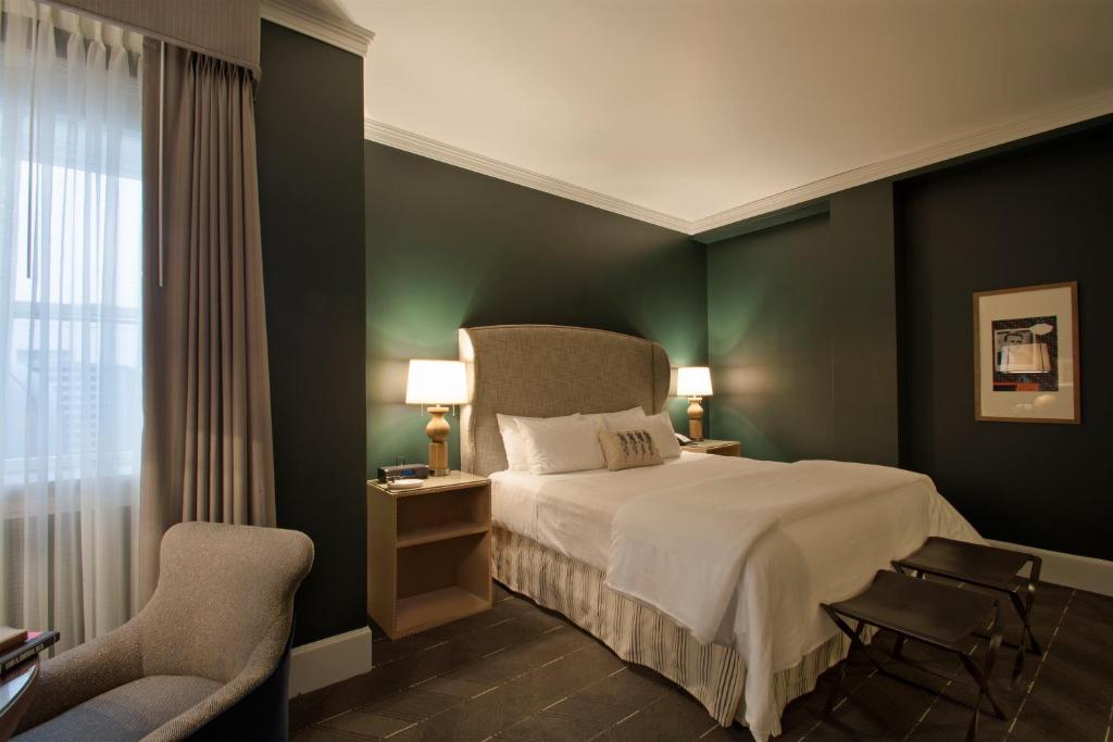 Postel nebo postele na pokoji v ubytování Sentinel Hotel