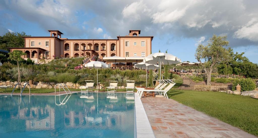 Bazén v ubytování Saturnia Tuscany Hotel nebo v jeho okolí