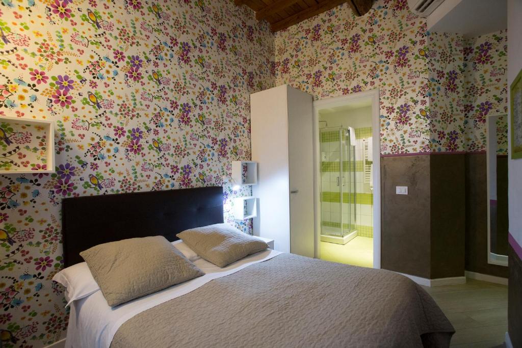a bedroom with a bed and a window at Hotel Bencidormi in Florence