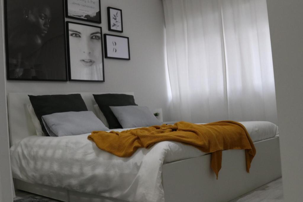 Un dormitorio con una cama con una manta. en Meia Laranja en Almeirim