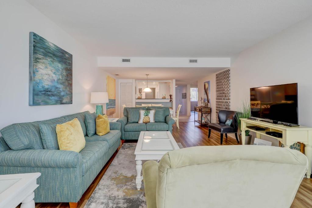 uma sala de estar com dois sofás e uma televisão em Shorewood Condos em Hilton Head Island