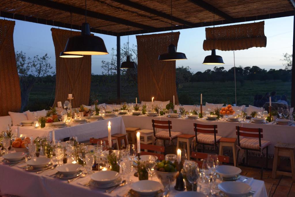 una mesa preparada para una boda con velas en Pensão Agrícola en Cabanas de Tavira