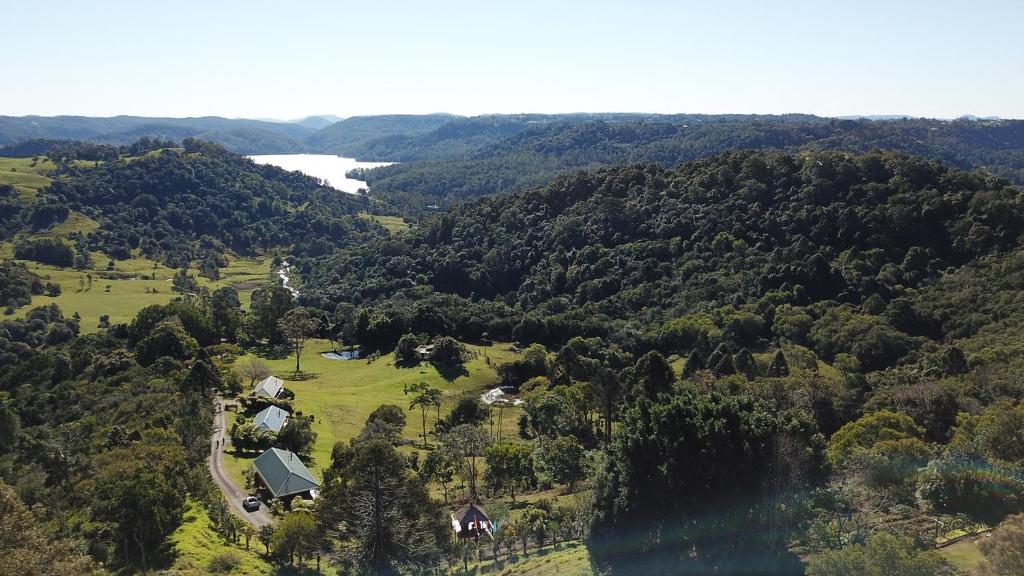 Vue aérienne d'une maison au milieu d'une forêt dans l'établissement Maleny Tropical Retreat, à Maleny