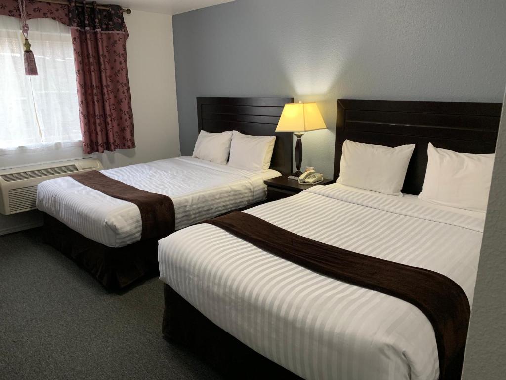 Lake Country Inn - Queen Room With Two Queen Beds