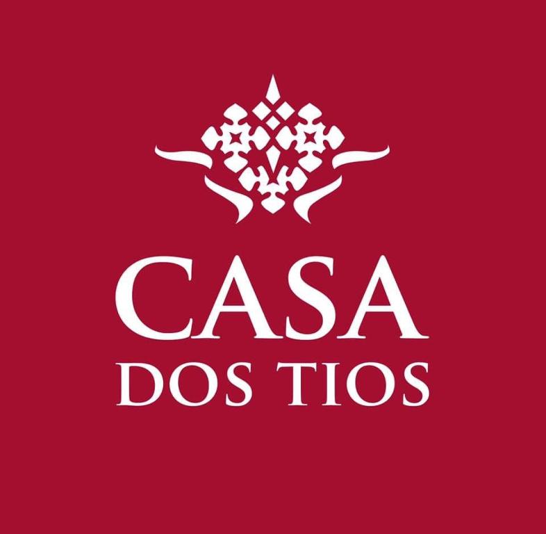 a red logo with the words casa dos tres at Casa dos Tios in Veiros