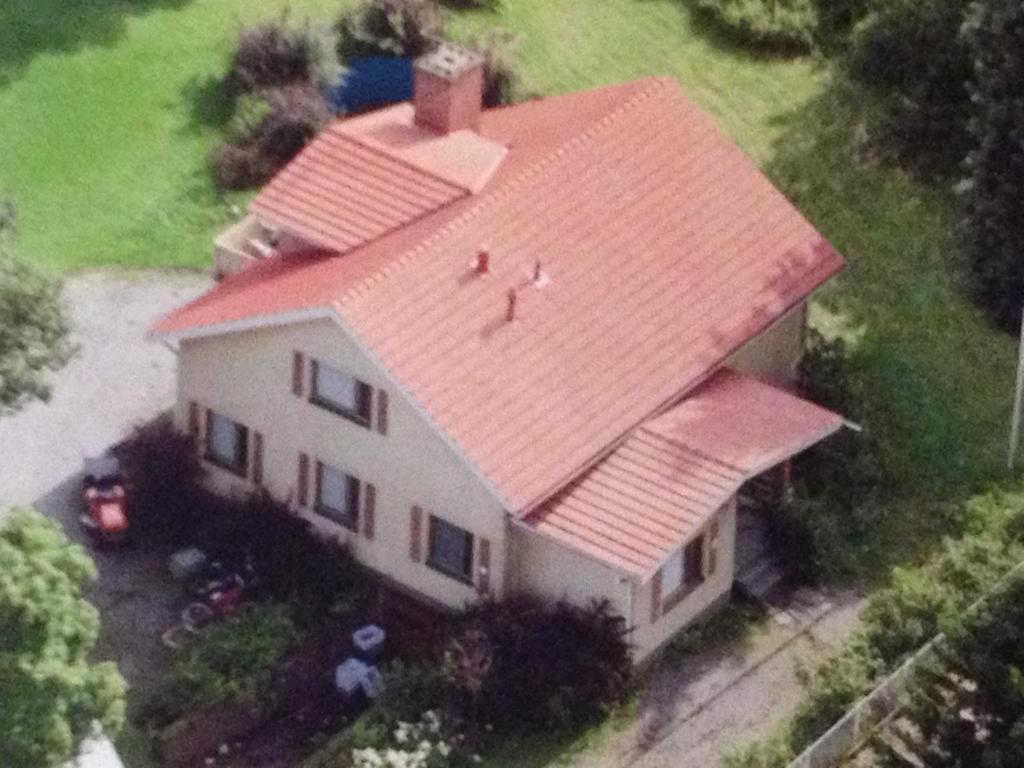 an overhead view of a house with a red roof at Nina`s GuestHouse, 30m2, 75m2 ja 85m2 tai koko talo 190m2 in Jämsä