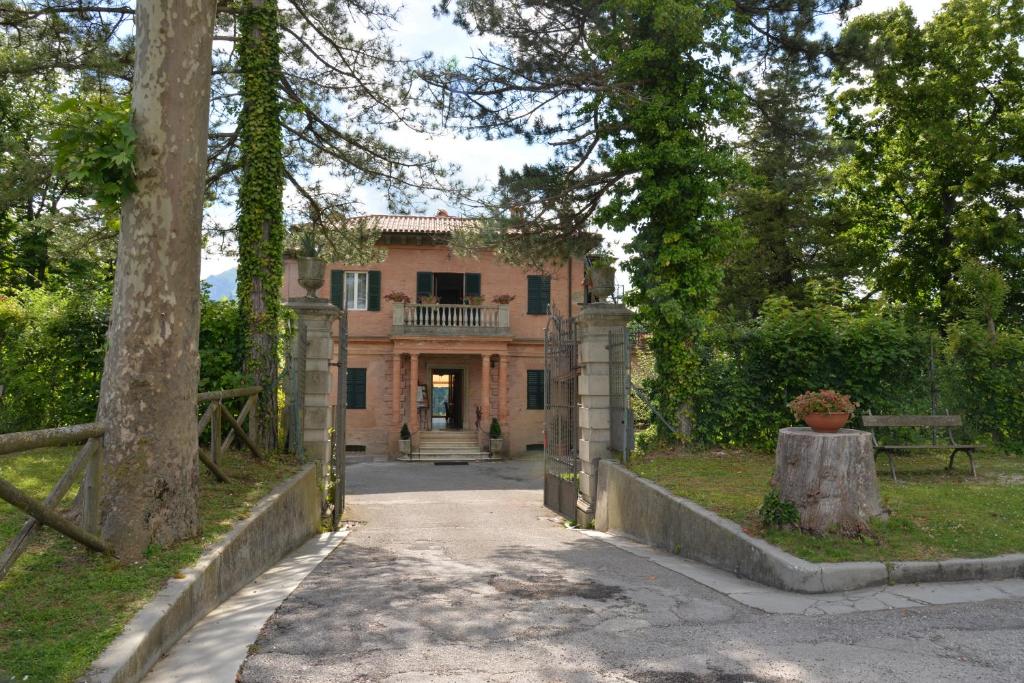 una casa grande con una entrada que conduce a ella en Villa delle Rose - Hotel Paradiso, en Amandola