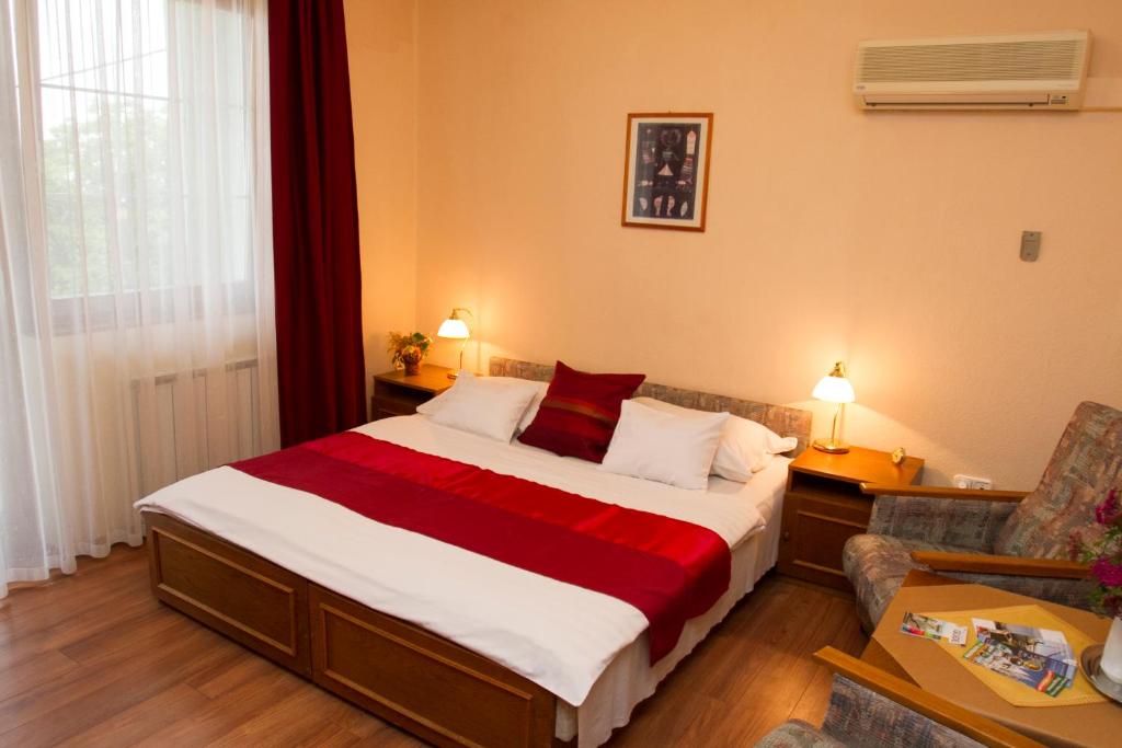 Postel nebo postele na pokoji v ubytování Hotel Molnár
