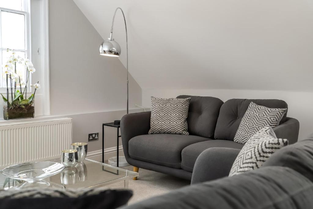 uma sala de estar com um sofá e uma mesa em Gorgeous Apartment in the centre of Winchester em Winchester