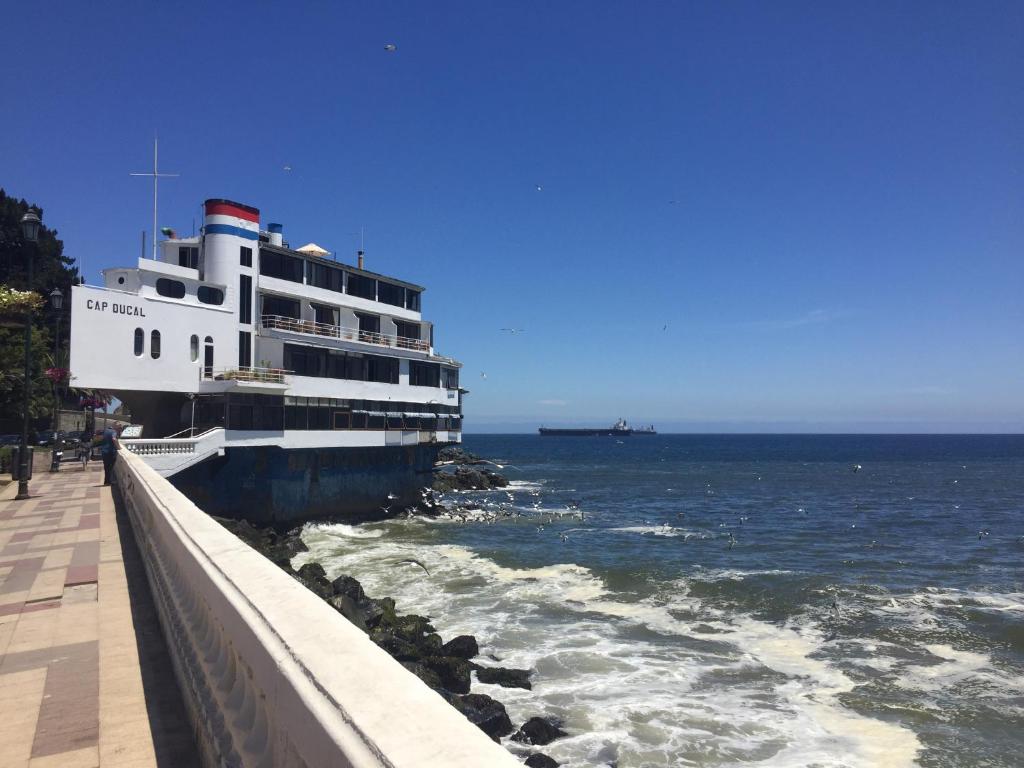 un bateau de croisière est amarré à côté de l'océan dans l'établissement Hotel Restaurant CapDucal, à Viña del Mar