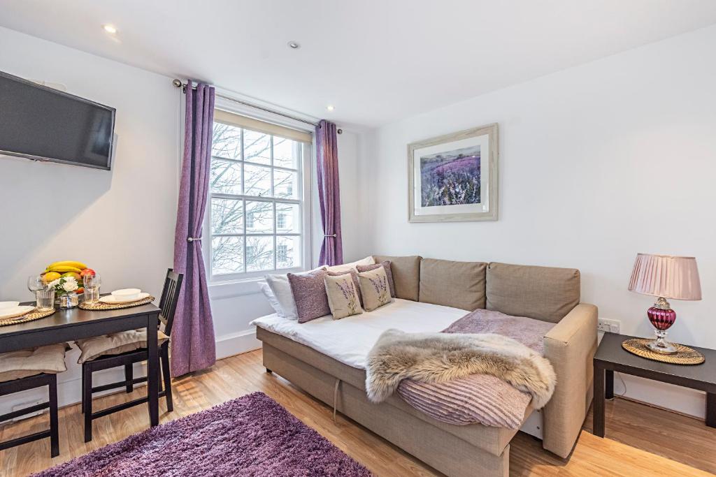 Postel nebo postele na pokoji v ubytování Knightsbridge Dream Apartment