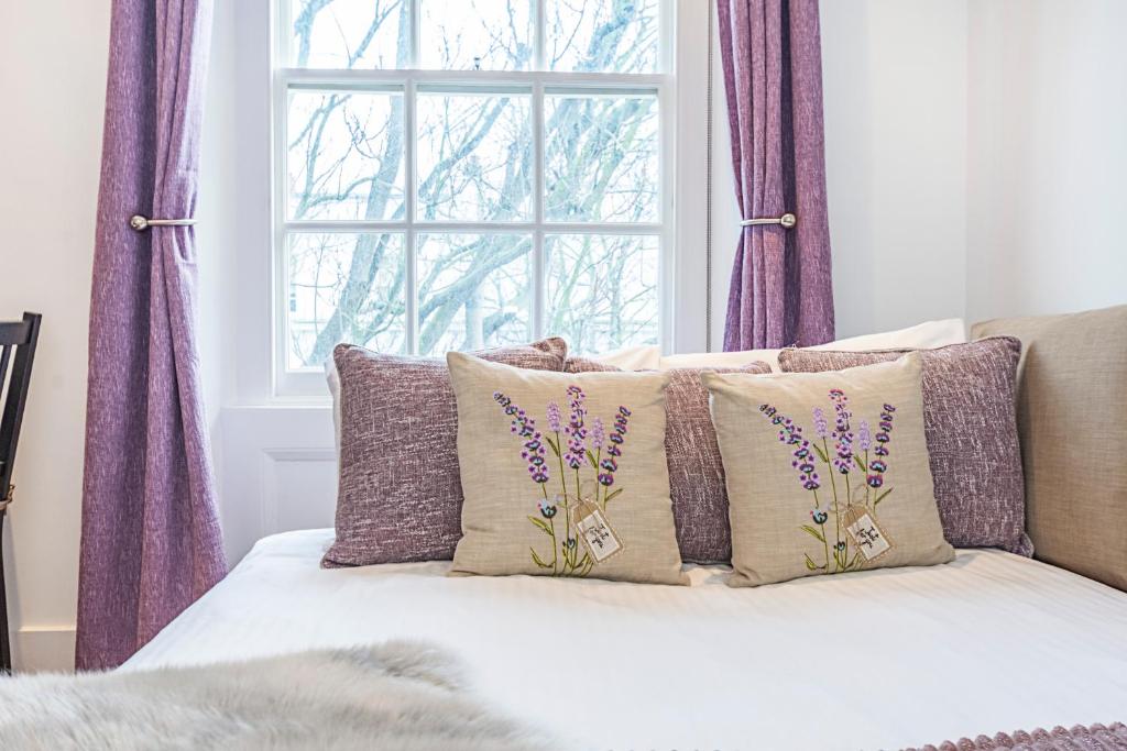 Postel nebo postele na pokoji v ubytování Knightsbridge Dream Apartment