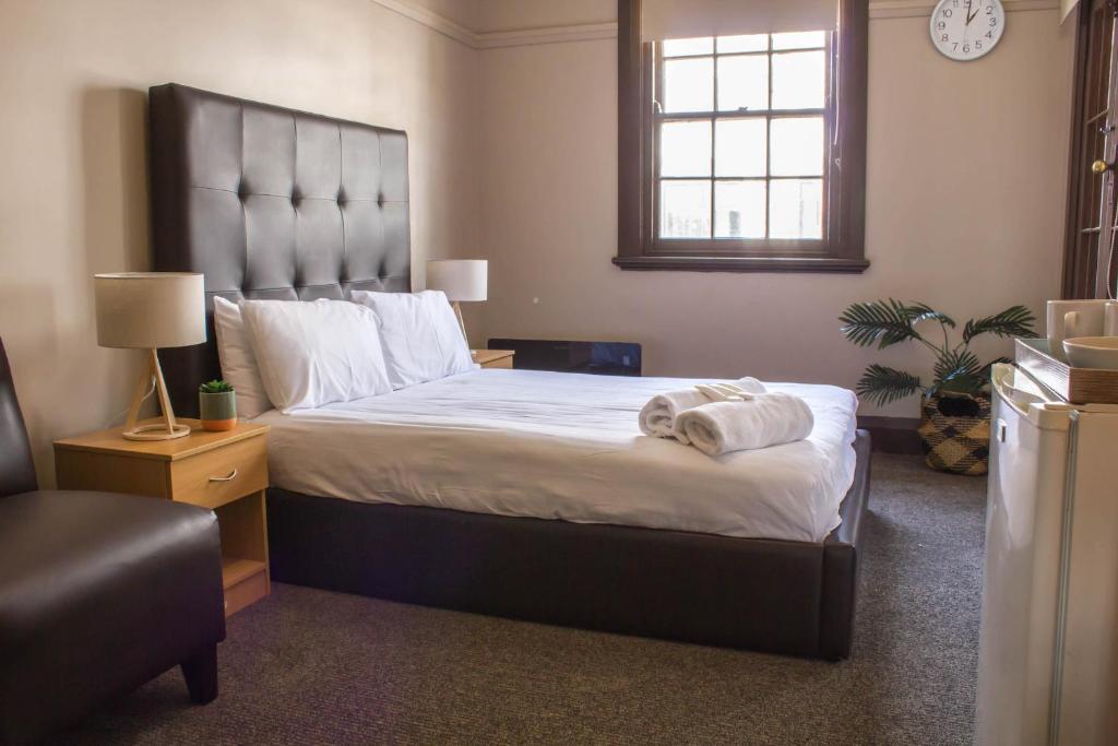 Postel nebo postele na pokoji v ubytování Campsie Hotel