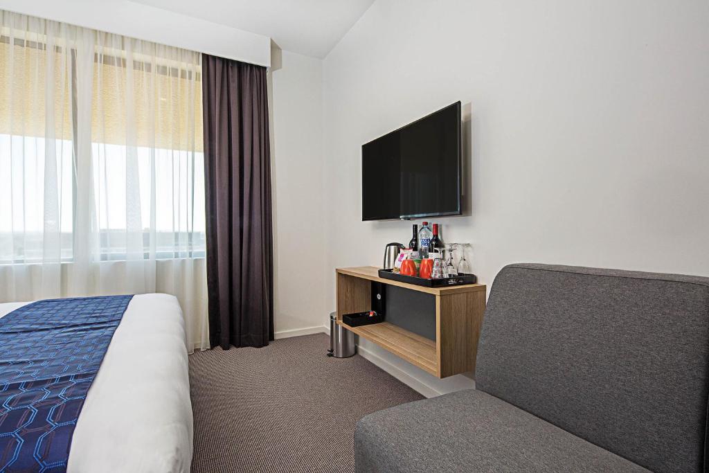 Postel nebo postele na pokoji v ubytování Mantra MacArthur Hotel