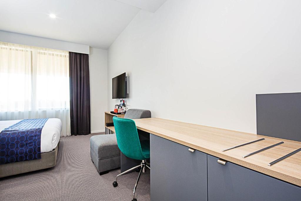Postel nebo postele na pokoji v ubytování Mantra MacArthur Hotel
