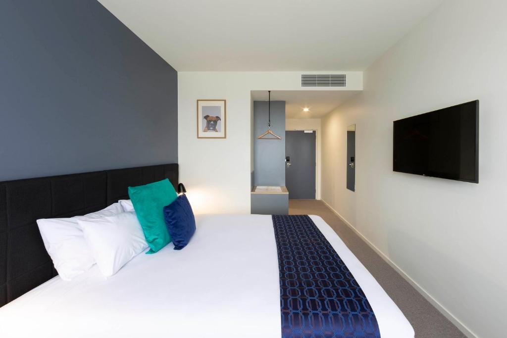 Postel nebo postele na pokoji v ubytování Mantra MacArthur Hotel