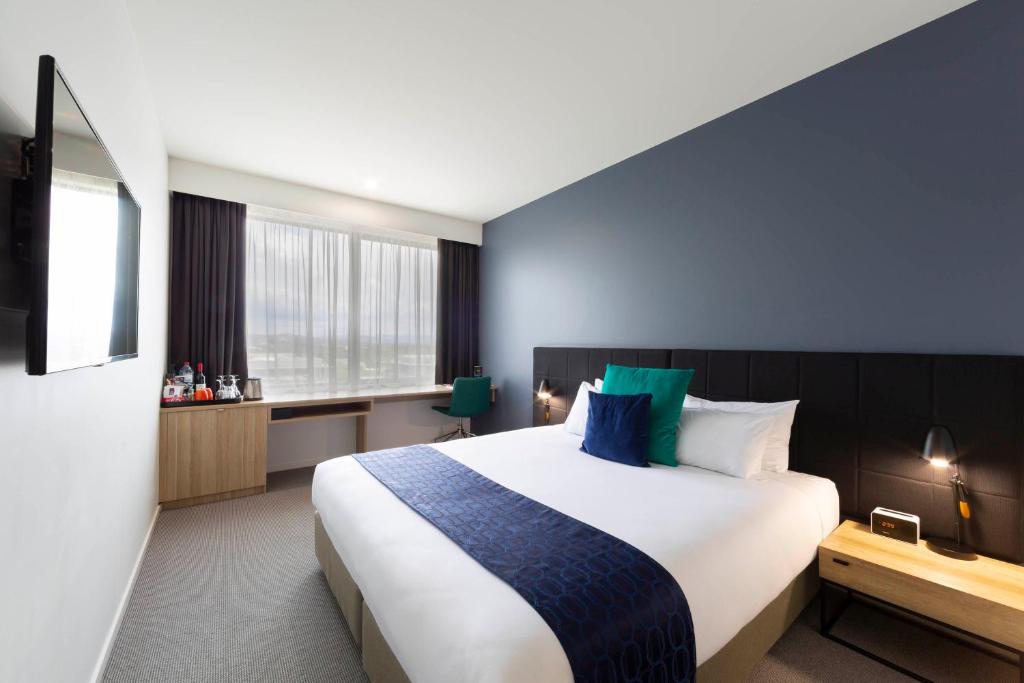 Postel nebo postele na pokoji v ubytování Mantra MacArthur Hotel