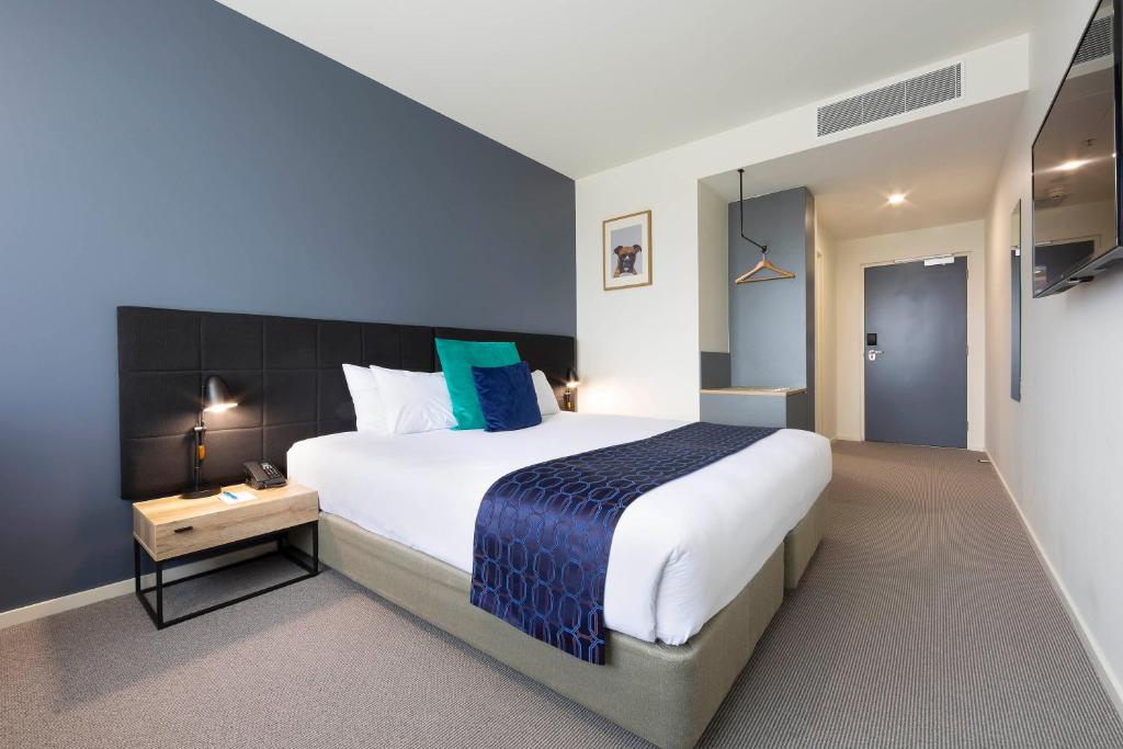 Postel nebo postele na pokoji v ubytování Mantra MacArthur Hotel
